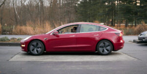 Tesla Model 3 - widok z boku