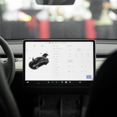 Odchylany uchwyt ekranu do Tesli