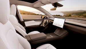 wnętrze tesli model y juniper 2025