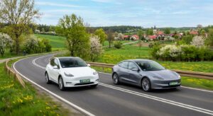 Tesla Model Y i Tesla Model 3 jadące obok siebie