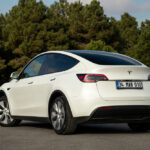 Jak chronić bagażnik Tesli przed zabrudzeniami i wilgocią? Kompletny poradnik dla właścicieli Tesli