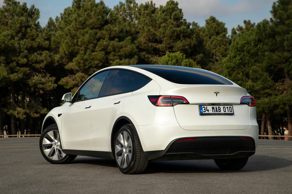 Jak chronić bagażnik Tesli przed zabrudzeniami i wilgocią? Kompletny poradnik dla właścicieli Tesli